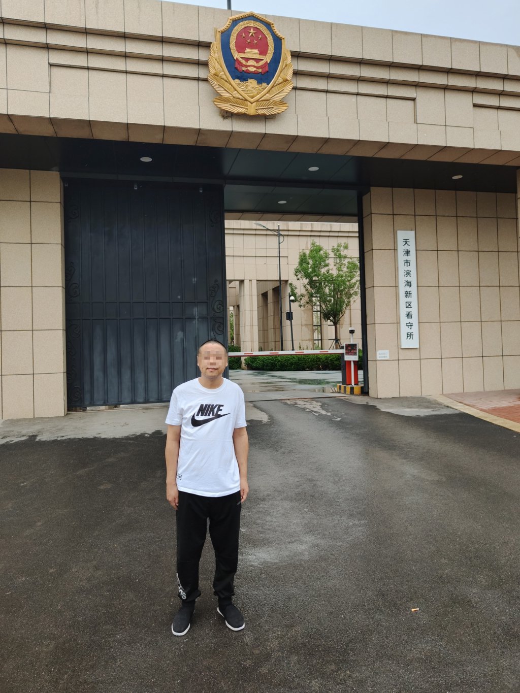 8月5日，李某加离开天津市滨海新区看守所。本文图片均由受访者供图