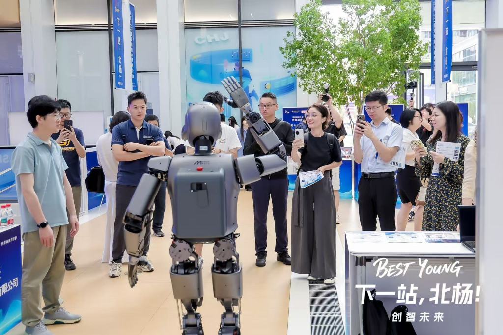9月19日，北杨人工智能创新小镇推介会，吸引全国多地高校、企业青年创业者参观