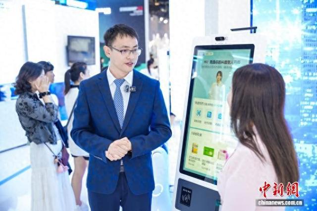 图为张宏亮介绍“AI数智人药师”功能。卢晓 摄