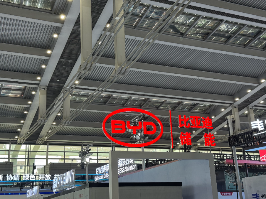 比亚迪储能展台雷若馨/摄