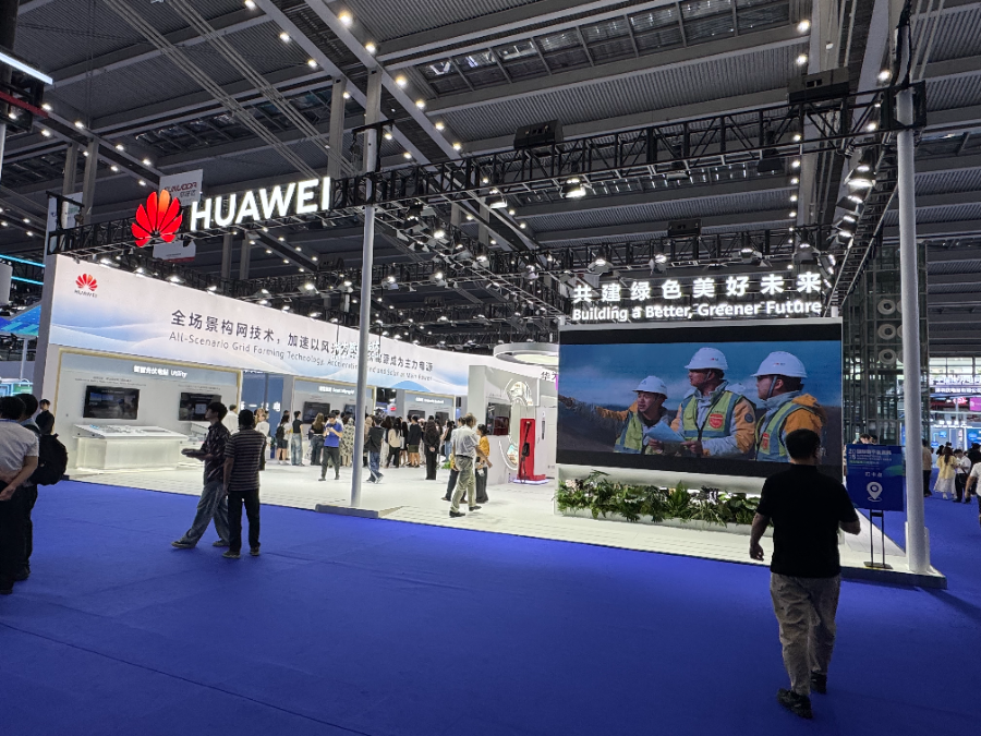 国际数字能源展雷若馨/摄
