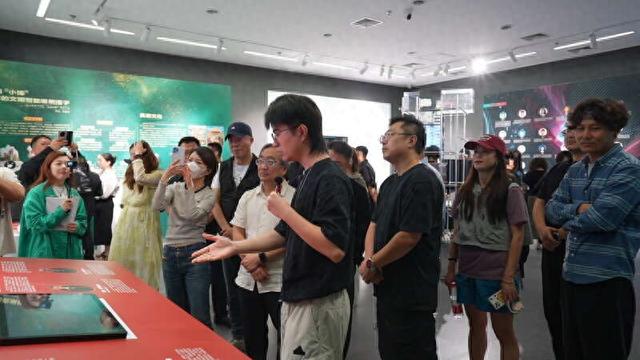 观众正在参观展览。清华大学美术学院供图