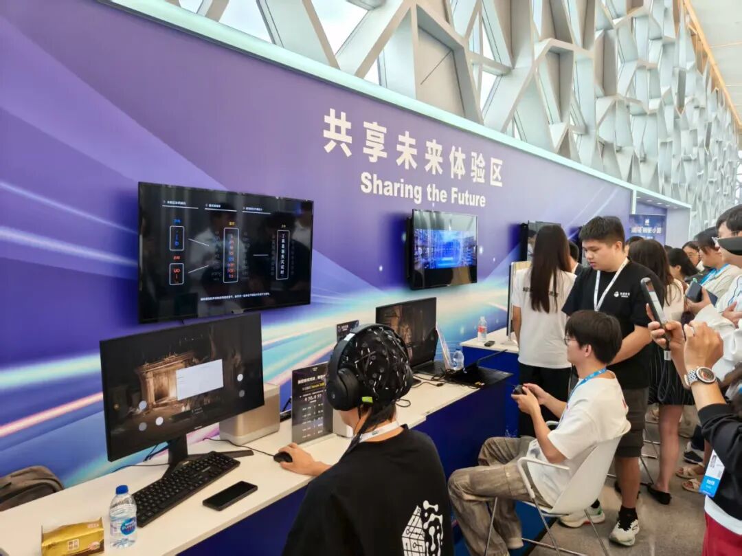 与会嘉宾在论坛外场展览区参观体验。