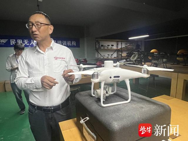 中农网购（江苏）电子商务有限公司通过无人机碰洒农药，进行田间病虫害防护。 薄云峰 摄