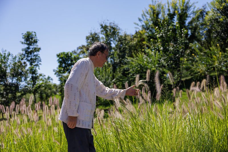 高巍观察植物生长情况。新京报记者 王子诚 摄