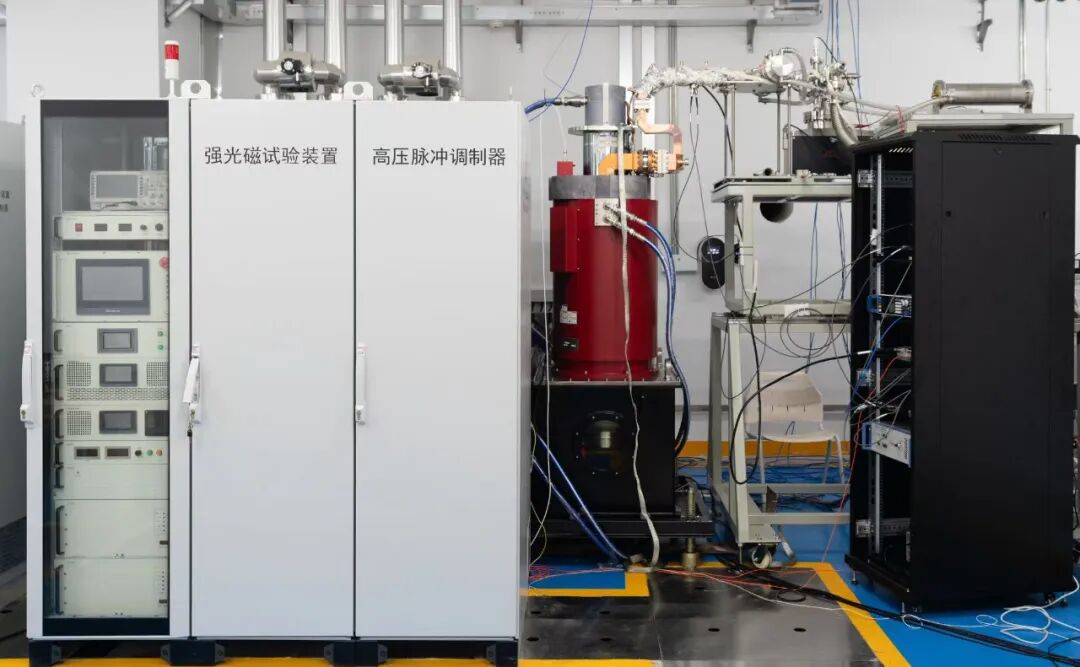 微波功率源系统老练测试平台（局部）。图片来源：安徽大学