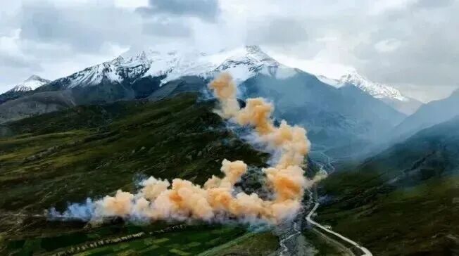 始祖鳥攜手蔡國強(qiáng)創(chuàng)作的的“升龍”煙火表演。目前相關(guān)視頻已被刪除。 | 圖片來源：網(wǎng)絡(luò)視頻截圖