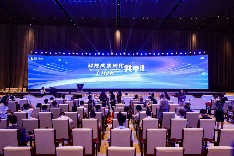 《中国科技成果转化年度报告2025》发布|中国青年报客户端|高校|科技部|院所|机构_新浪新闻