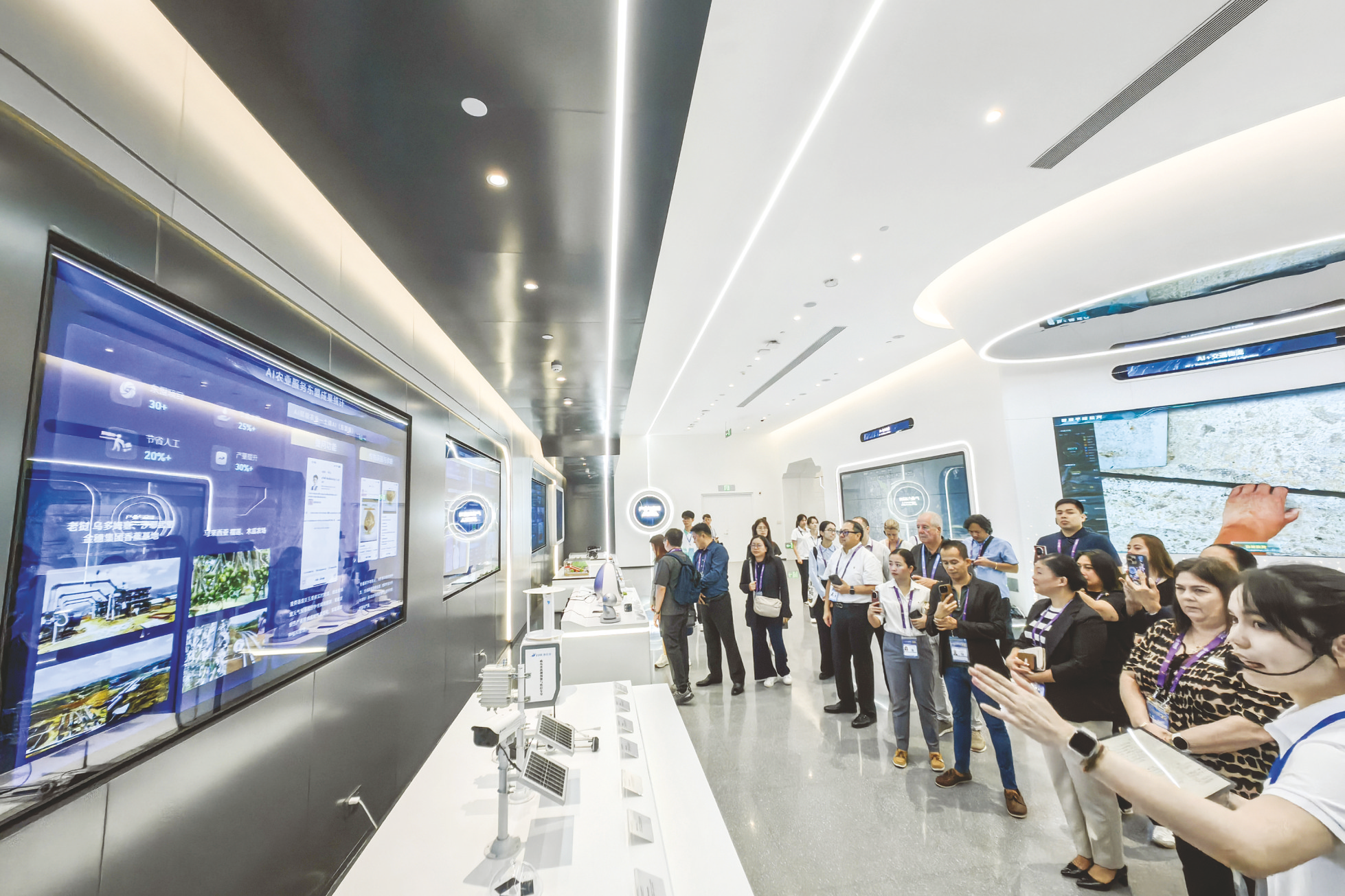     在南A中心，代表团参观“AI+农业”板块。    本报记者叶子榕 摄