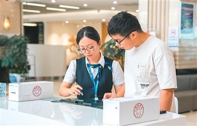 江苏省张家港农商银行的工作人员指导客户办理金融业务。 邢 彬摄（人民视觉）