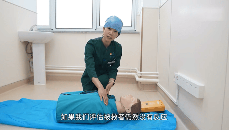 为什么叫除颤仪【提示】游泳虽惬意，风险却暗藏！收好这份“水上安全手册”，让你通晓溺水如何自救与救急_https://www.jmylbn.com_新闻资讯_第13张