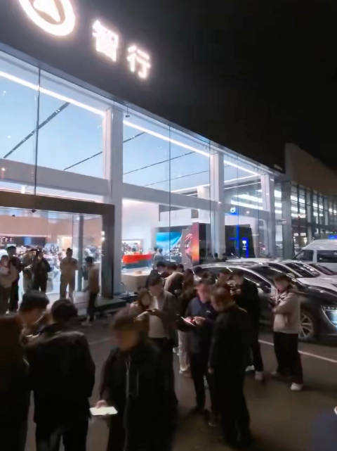 问界M7销售火爆,门店通宵迎客签单|汽车用品|25-35万suv|新能源_新浪新闻