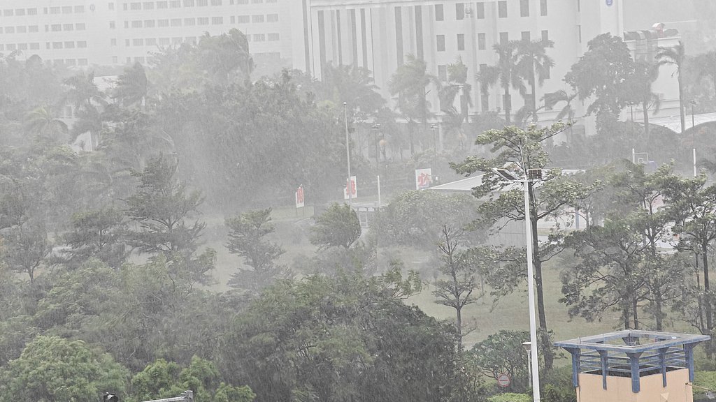 9月24日，廣東珠海，新香洲出現(xiàn)狂風(fēng)暴雨。