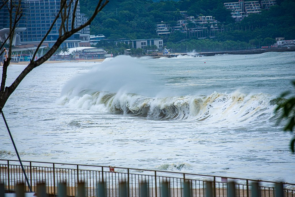 9月23日，廣東深圳，大梅沙海濱公園出現(xiàn)巨浪，景區(qū)自23日下午2時(shí)臨時(shí)關(guān)閉。