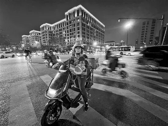 黄晓琴在送餐的路上  来源：工人日报