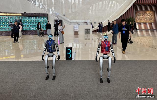 智慧馆员“巴特尔”与“高娃”。曹子健 摄