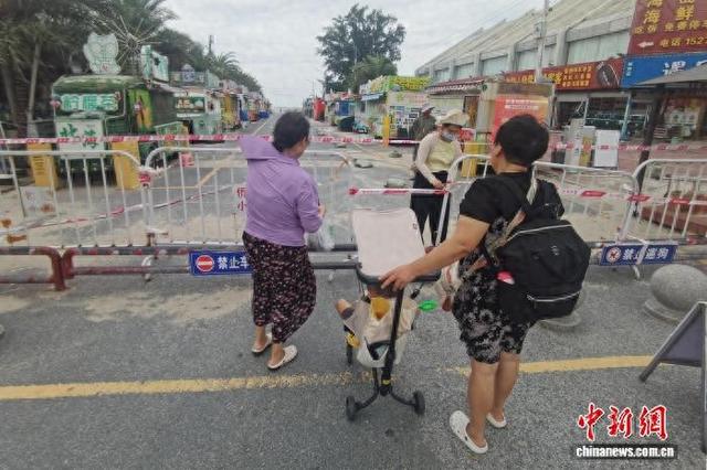 9月24日，在广西北海侨港海滩入口，工作人员布置警戒线，禁止民众进入海滩。翟李强 摄