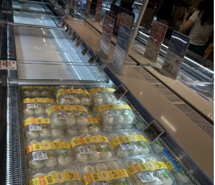 网友在社交平台分享的盒马榴莲大福甜品货柜照片