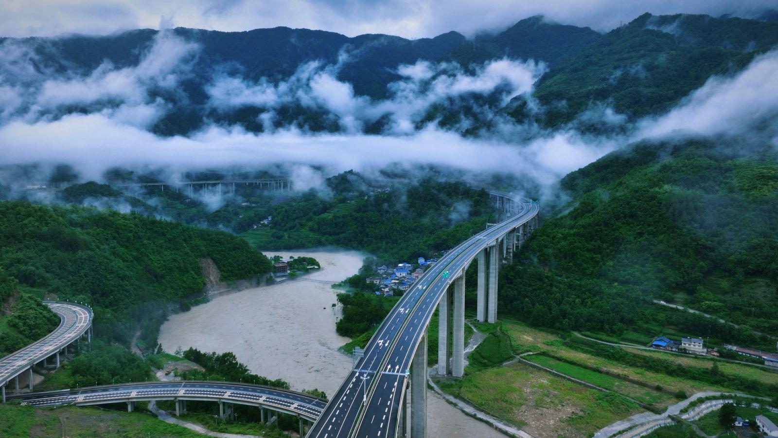 4小时成都“飙拢”九寨沟，九绵高速“最美风景线”本月底通车 记者试跑：车行云端，美景随手拍