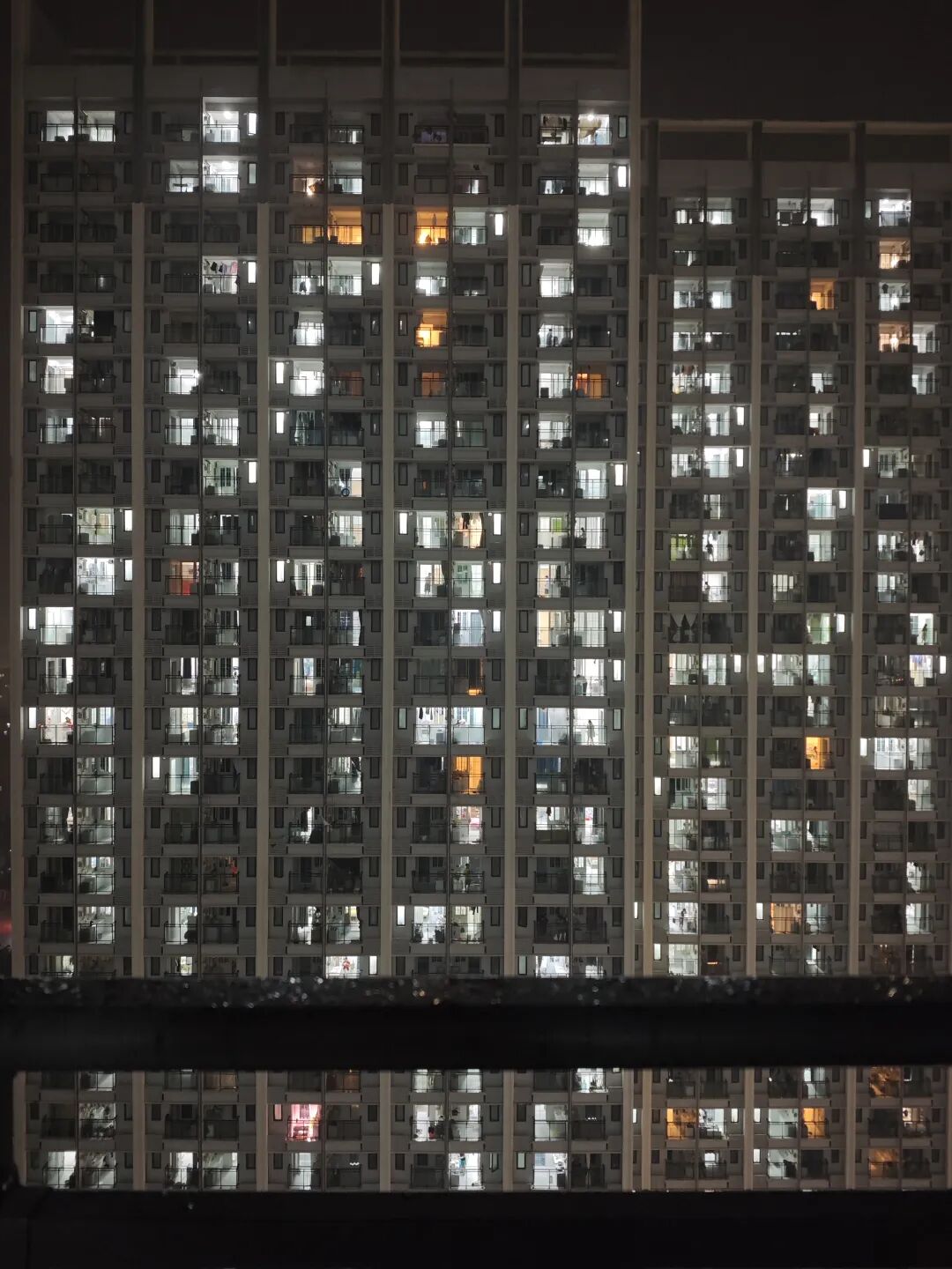 从阳台看出去，难得亮起了这么多灯。图源：受访者