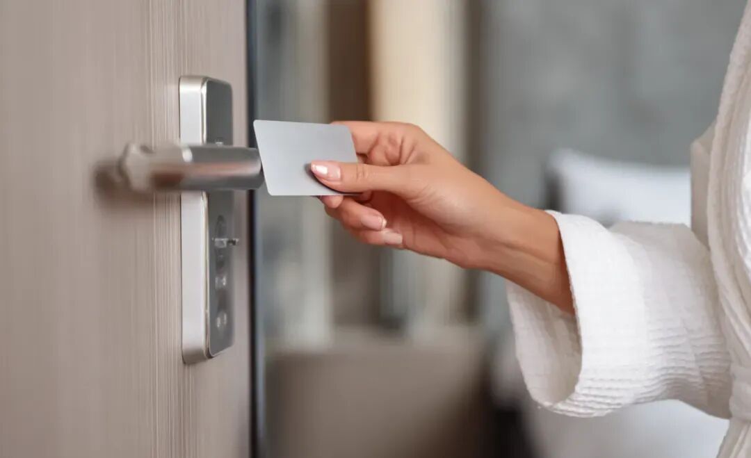 OYO数据还显示，住在酒店里的人们，求医、求学等特殊需求类型占到了整体的四分之一/顾芗·AI制图