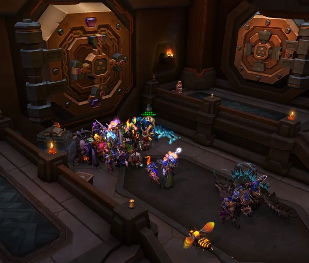 周四的宏伟宝库前拥挤的人群