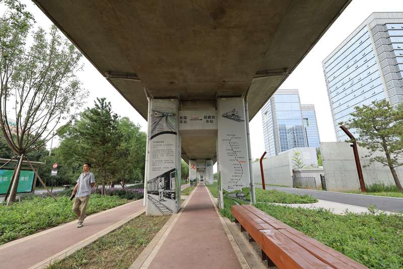 地铁13号线五道口站至上地站站区的桥下空间，经过改造已经成为慢行游园空间。新京报记者 王贵彬 摄