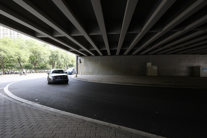 西四环金沟河桥区新增设了一条掉头车道，缓解该区域内出行高峰时段的拥堵情况。新京报记者 王贵彬 摄