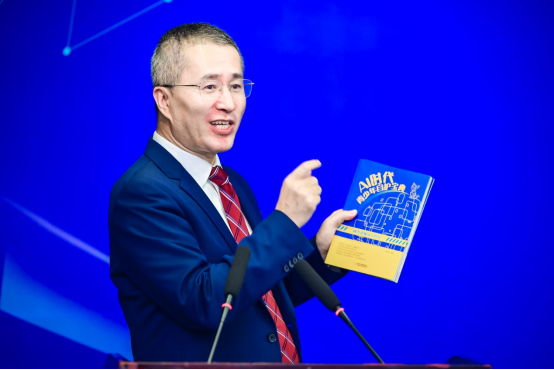 作者佟丽华向与会嘉宾介绍《