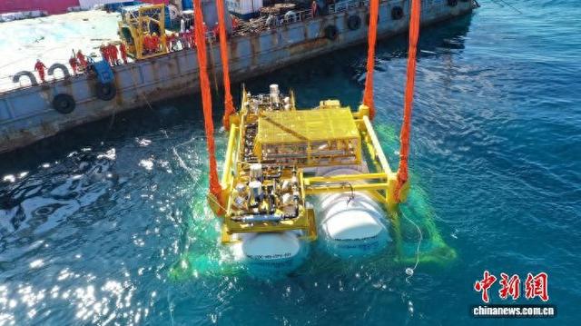 2022年12月，中国首个商用海底数据中心首舱在海南陵水黎族自治县近海下水。 (海南海底数据中心项目运营方供图)