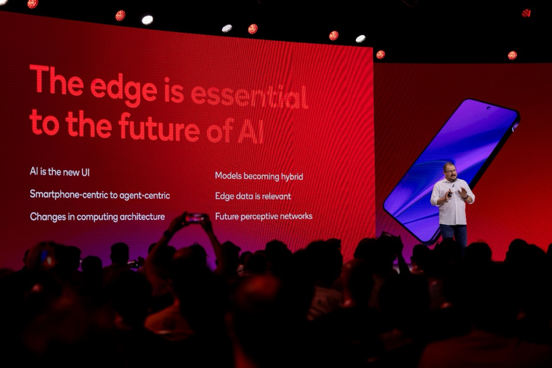 图丨安蒙在峰会上的主题演讲（来源：高通）