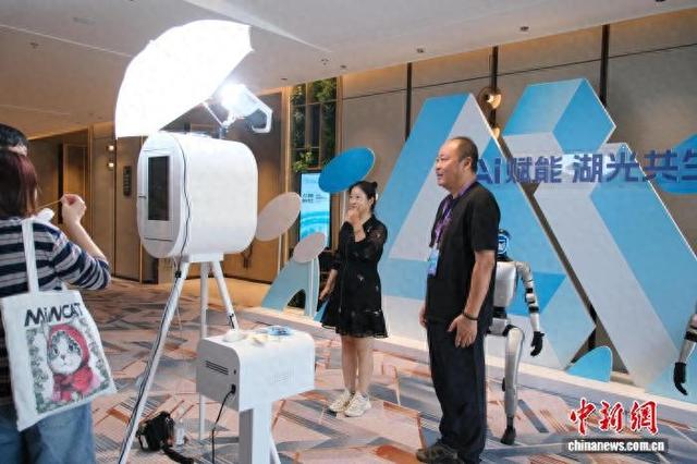 9月26日，参会人员体验智能相机。曹丹 摄