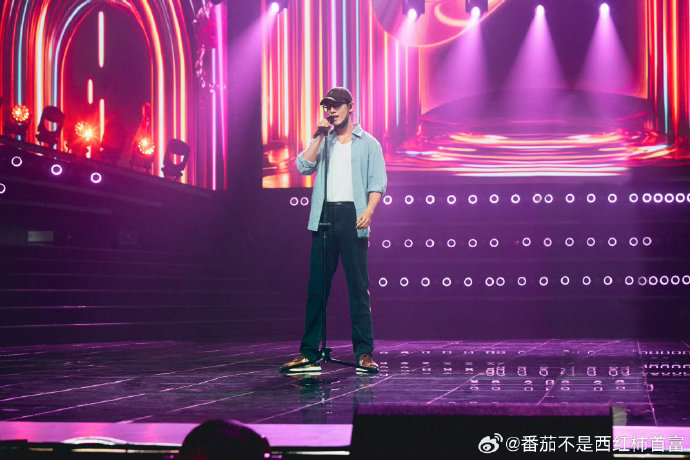 肖战彩排后认真给现场工作人员鞠躬道谢，在礼貌这一块，肖战完全拿捏！