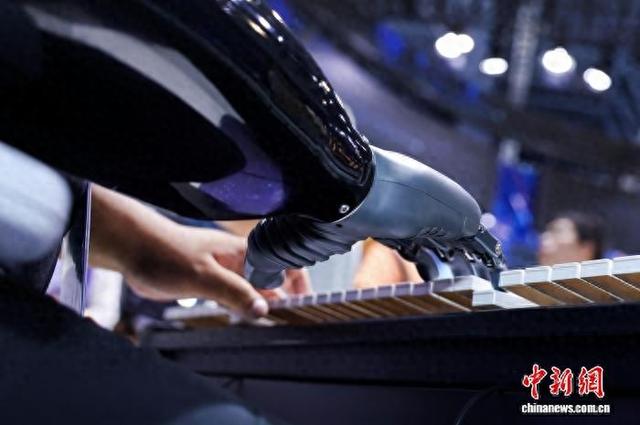 第四届全球数字贸易博览会上，仿生手弹琴。 浙江省商务厅 供图