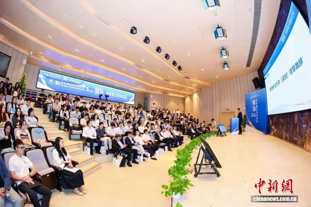 “前海智库院长对话论坛”现场。彭程 摄