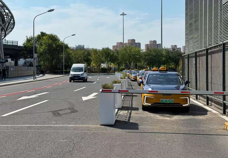 出租车蓄车道被调整到北广场道路内侧，与其他车道之间设置了连续的花箱式隔离护栏。新京报记者 王贵彬 摄