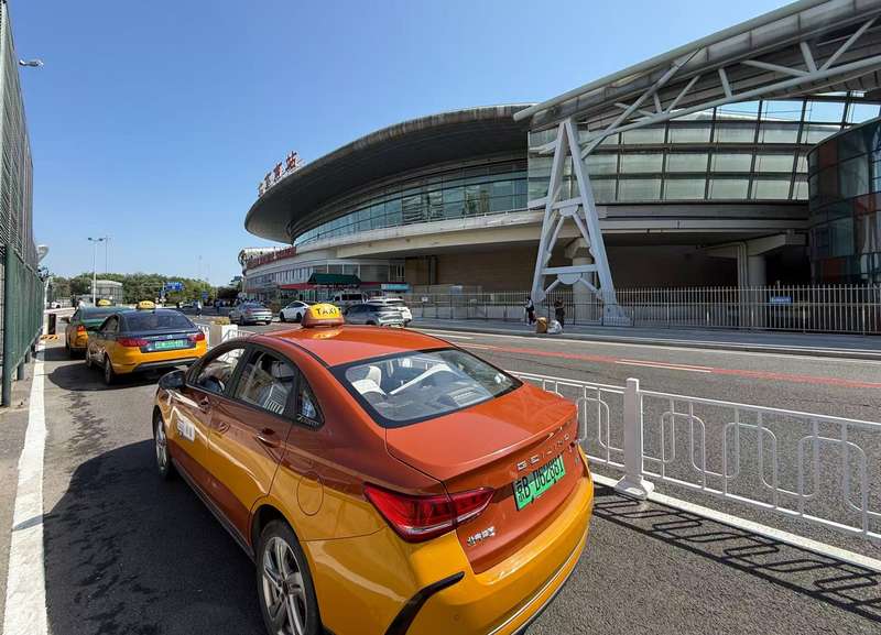 北京南站北广场外，出租车正在蓄车道内等候。新京报记者 王贵彬 摄