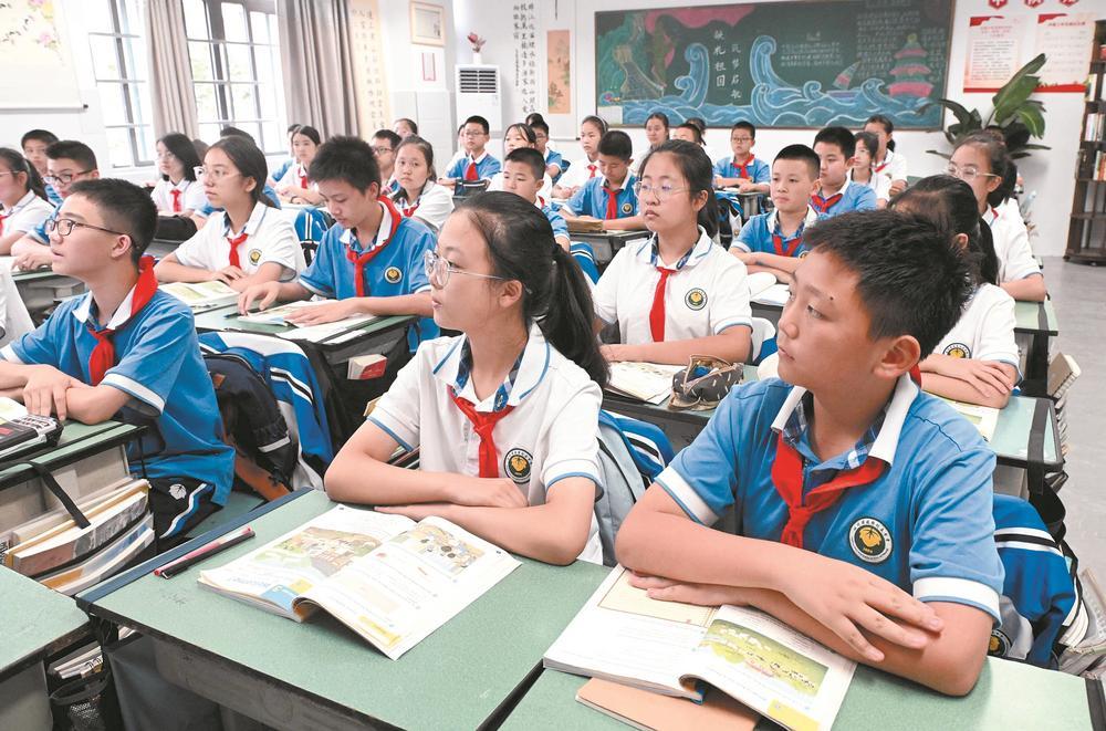 成都列五中学,学生们正认真听讲