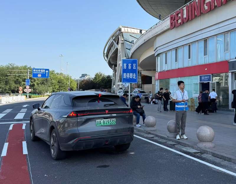 现场共有两条落客通道，并设置有“即停即走”的标示牌。新京报记者 王贵彬 摄