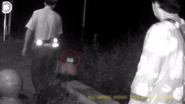 图为民警拦截下老人险些被诈骗的钱。