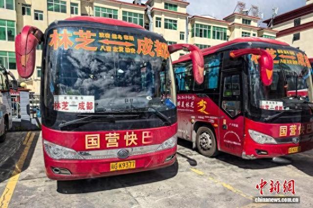 9月29日，告別拐西西藏自治區(qū)林芝市客運(yùn)中心停放的天路林芝至成都客運(yùn)大巴車。牛長城 攝