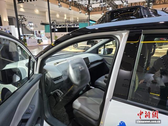 2025世界新能源汽车大会的技术展览区展示的L4级别智驾车辆。记者 王晓斌 摄