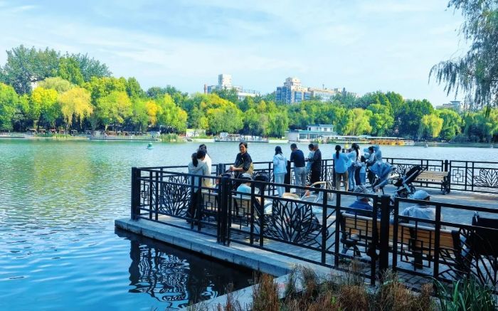 公园南北两岸增设了亲水平台和滨水栈道。图/“北京东城”微信公众号