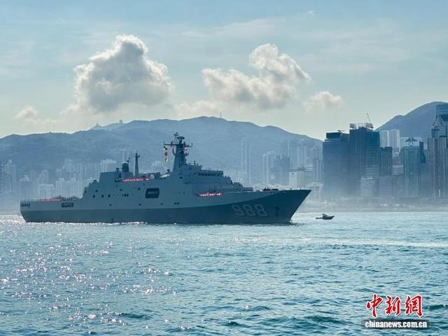 9月30日上午，海军戚继光舰、沂蒙山舰抵达香港水域。图为海军沂蒙山舰驶过维多利亚港。 邱兆翔 摄
