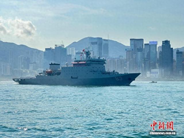 9月30日上午，海军戚继光舰、沂蒙山舰抵达香港水域。图为海军戚继光舰驶过维多利亚港。 邱兆翔 摄