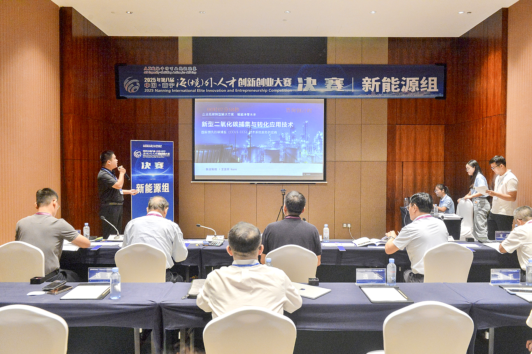     ▲评审团观看项目路演。