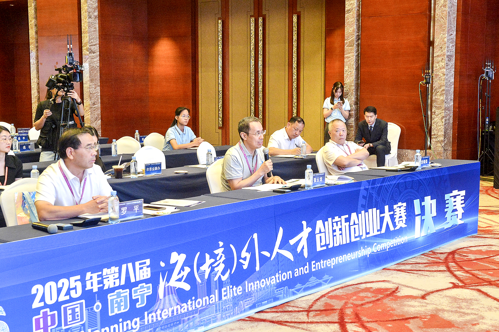     ▲评委向选手提问。