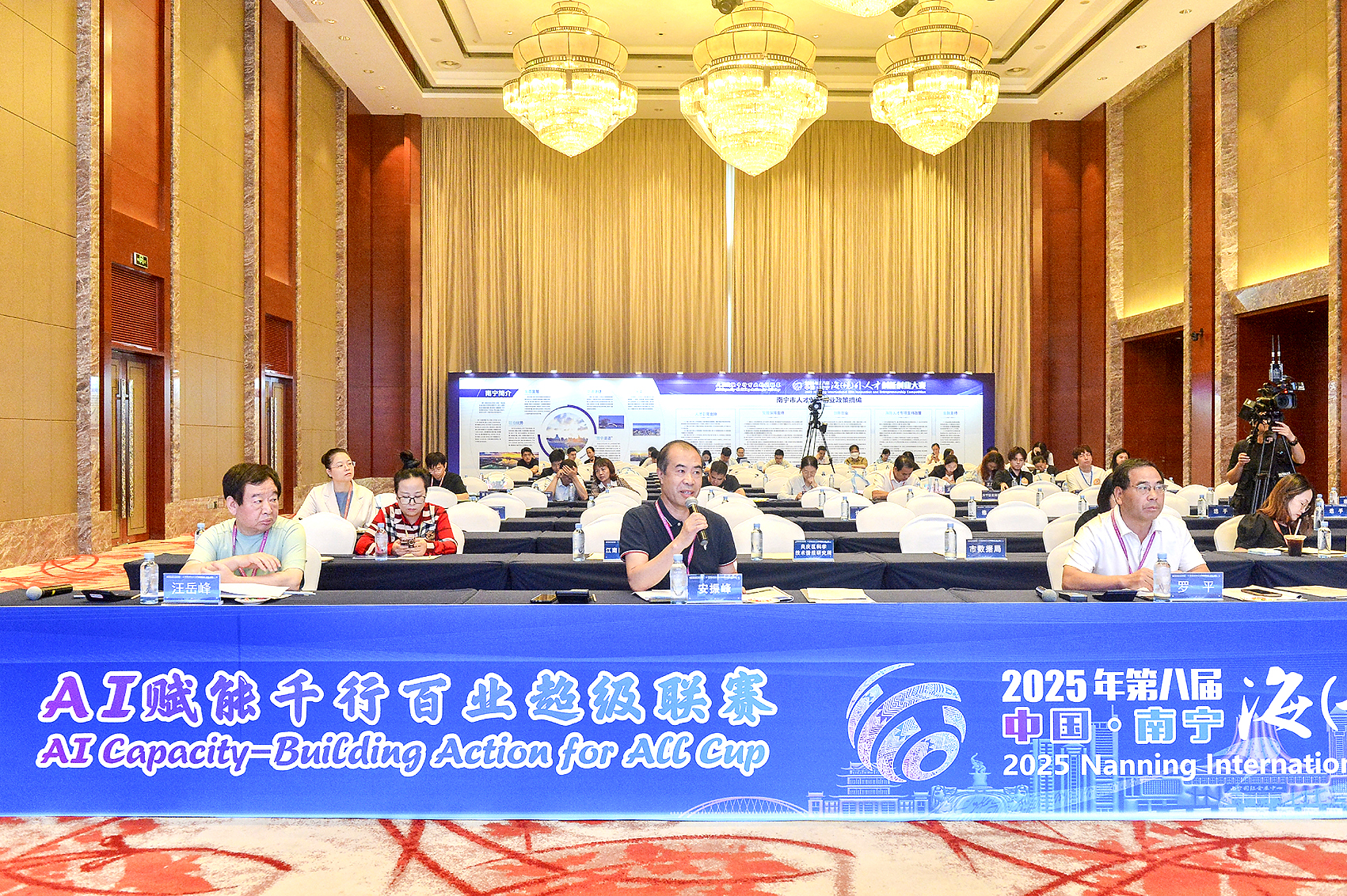     ▲评委向选手提问。