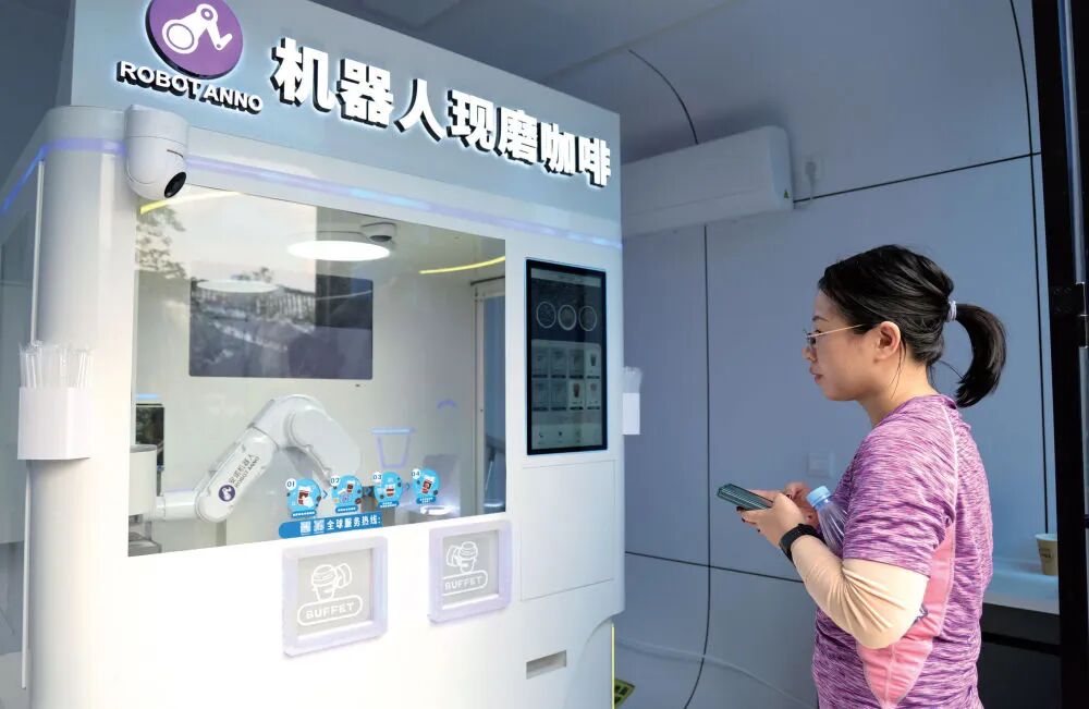 2024年12月27日，在深圳笔架山公园里，游客体验机器人现磨咖啡（梁旭/摄）