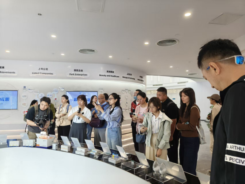 媒体调研团在中关村生命科学园展厅参观。新京报贝壳财经记者 阎侠 摄